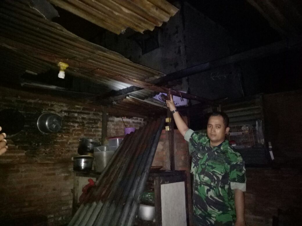 PENDATAAN - Sejumlah petugas BPBD, Kodim dan Polresta Sidoarjo turun ke lapangan untuk mendata dan membuatkan tempat penampungan sementara korban puting beliung, Rabu (22/11/2017) malam.