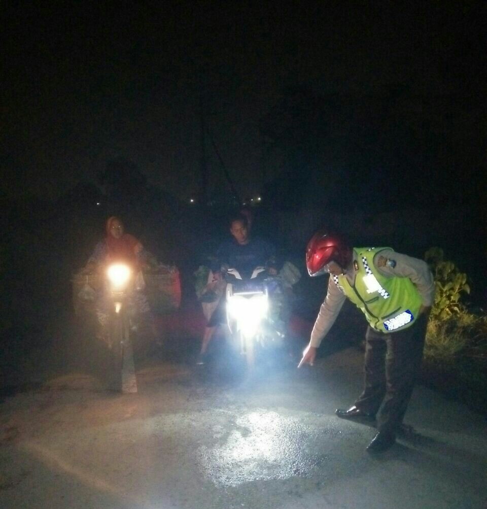 TKP - Petugas Polsek Jabon menunjukan lokasi Tempat Kejadian Perkara (TKP) perampokan yang menyebabkan korban tewas dan terluka di Desa Pajarakan, Kecamatan Jabon, Kabupaten Sidoarjo, Kamis (23/11/2027) dini hari.