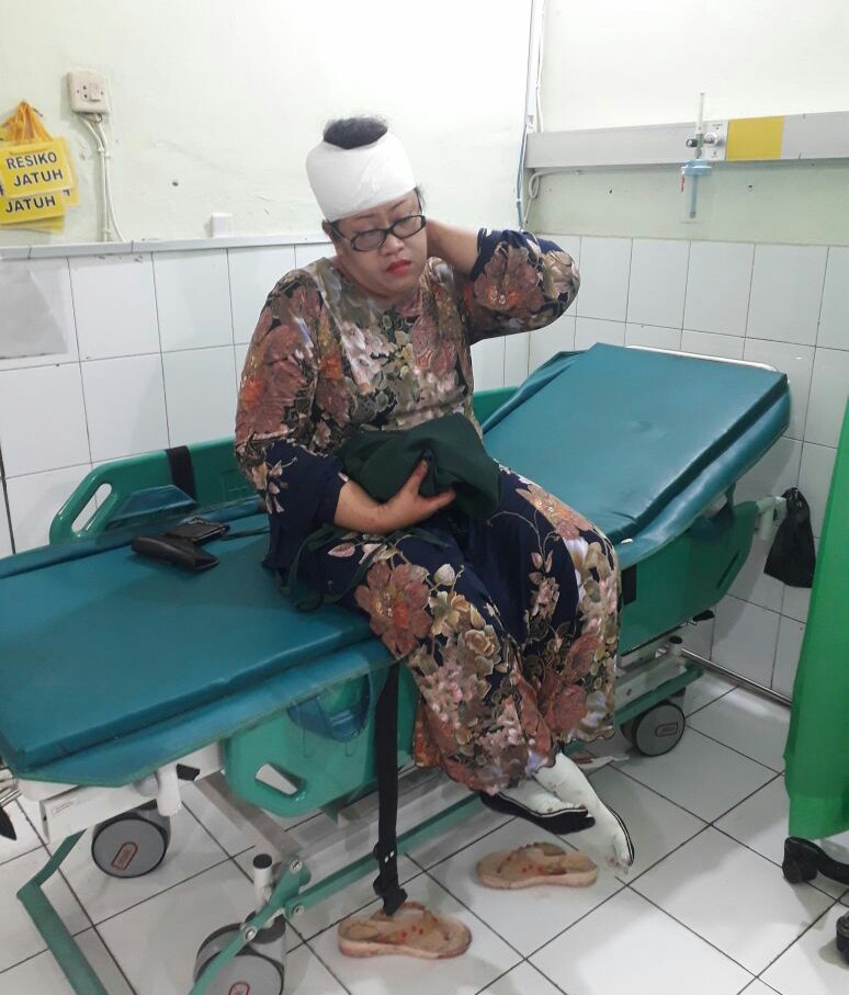 DIRAWAT - Korban perampokan yang selamat, Ny Istining saat menjalani perawatan tim medis di RS Bhayangkara Pusdik Gasum Porong, Kamis (23/11/2017).