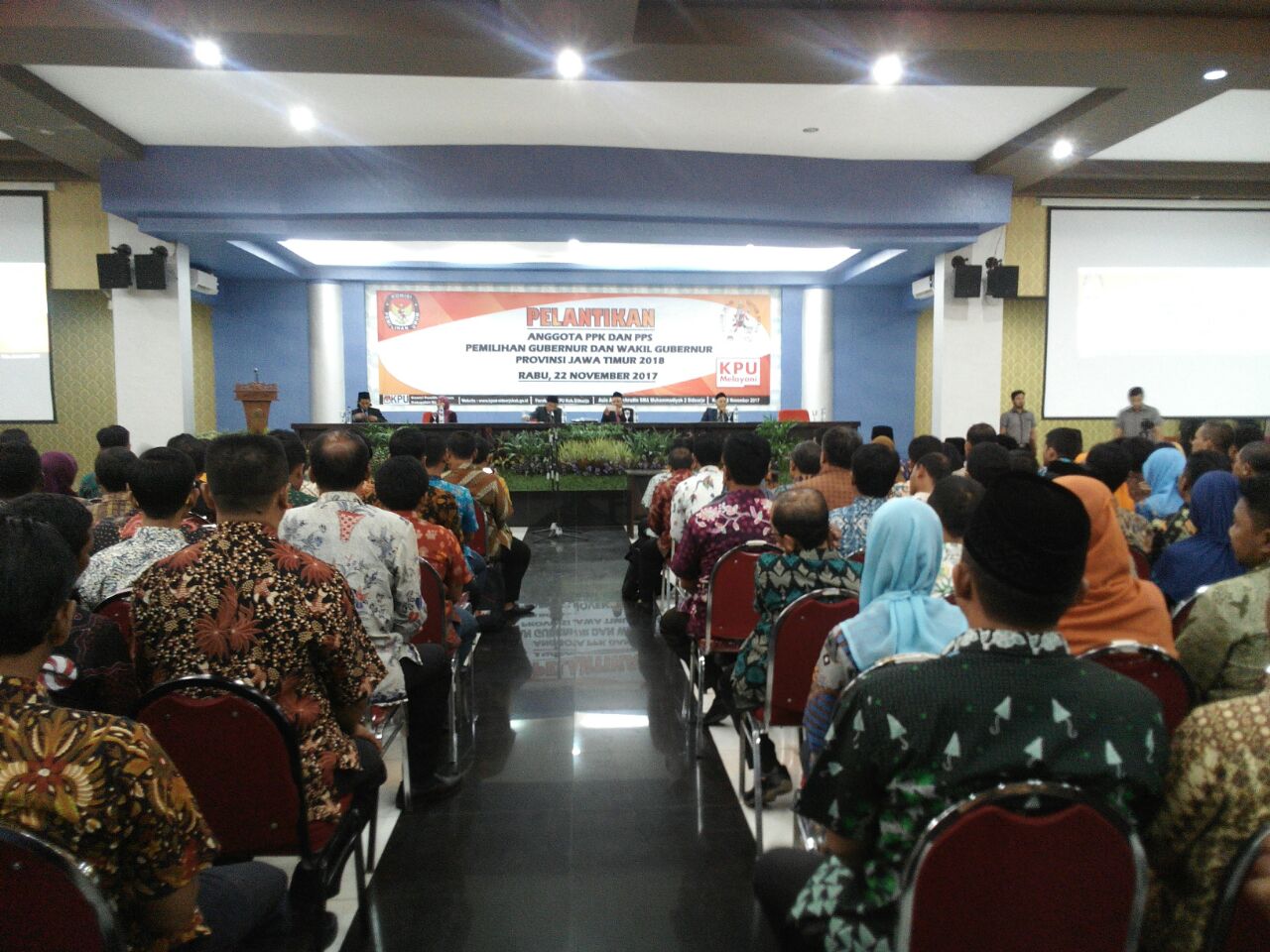 DILANTIK - KPU Sidoarjo melantik 90 PPK dan 1.047 PPS di Auditorium Smamda Sidoarjo, Rabu (22/11/2017) malam.