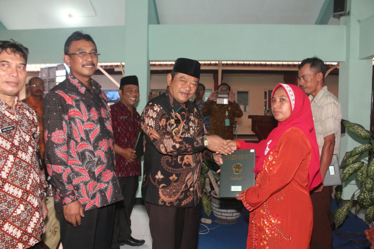 TERIMA SERTIFIKAT - Warga lima desa di Kecamatan Jabon menerima sertifikat tanah miliknya di Kantor Kecamatan Jabon yang diserahkan Bupati Sidoarjo, Saiful Ilah dan Kepala BPN Sidoarjo, Dalu Agung Darmawan, Kamis, (23/11/2017).