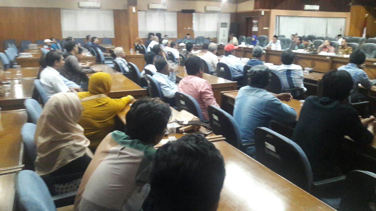 KEBERATAN - Sekitar 70 Pedagang Kaki Lima (PKL) yang menempati lahan PT Avila di Bungurasih, Kecamatan Waru, Kabupaten Sidoarjo mengadu ke Komisi A DPRD Sidoarjo lantaran lokasi usahanya hendak ditertibkan pihak Kecamatan Waru dan Pemkab Sidoarjo, Jumat (