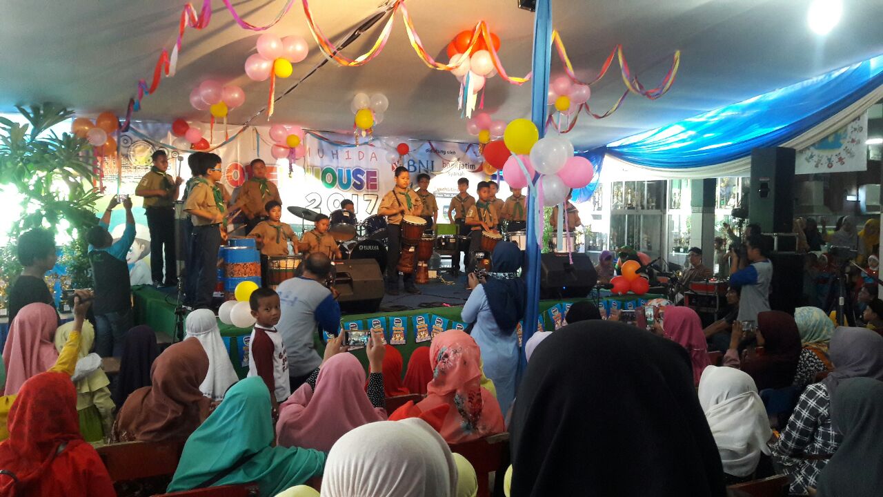 OPEN HOUSE - SD Muhammadiyah 1 Sidoarjo (Muhida) menggelar open house dengan mengundang ratusan Taman Kanak- Kanak (TK) untuk menjaring calon siswa Tahun Ajaran (TA) 2018 mendatang dengan berbagai perlombaan dan pertunjukkan, Sabtu (25/11/2017).