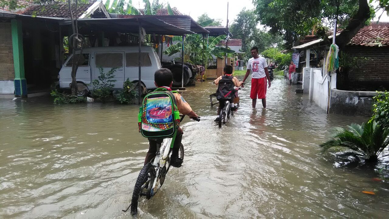 BANJIR - Sebanyak 2 dusun di Desa Lajuk, Kecamatan Porong, Kabupaten Sidoarjo diterjang banjir setinggi lutut orang dewasa, Sabtu (25/11/2017).