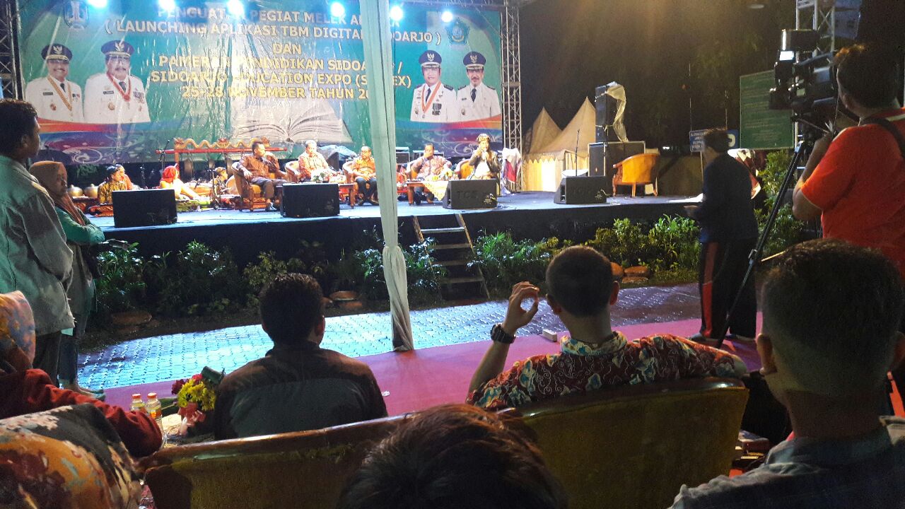 LAUNCHING - Kepala Dinas Pendidikan Pemkab Sidoarjo, Mustain Baladan berdialog dengan beberapa nara sumber dalam acara Penguat Penggiat Melek Aksara (Launching Aplikasi TBM Digital Sidoarjo) dan Pameran Pendidikan Sidoarjo/Sidoarjo Education Expo (Siedex)