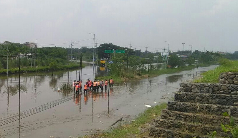 KAWAL - Gara-gara banjir merendam jalur KA, perjalanan KA Tanggulangin - Porong dan sebaliknya dikawal petugas, Minggu (26/11/2017).