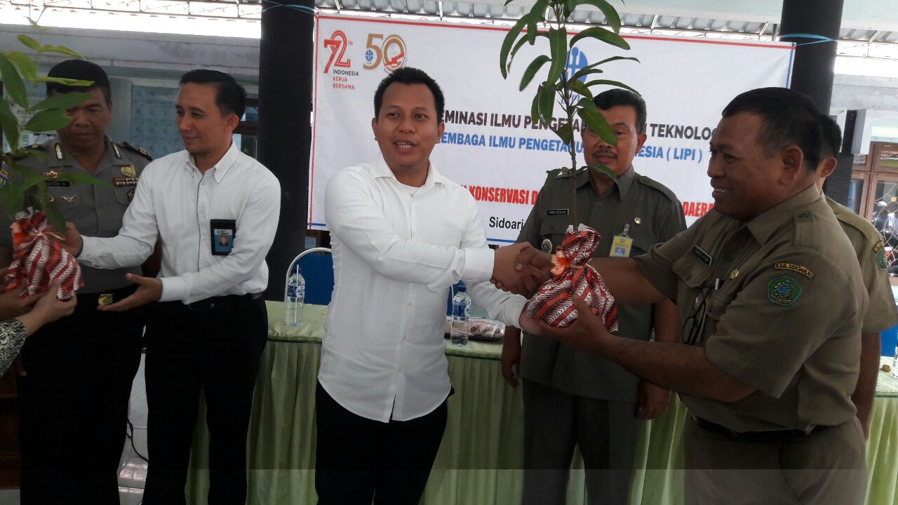 BANTUAN - Perwakilan LIPI, Agus Hariyono dan Wakil Ketua Komisi VII DPR RI, Syaikhul Islam Ali memberikan bantuan 2.000 bibit mangga dan jambu air jumbo di Desa Kedungpeluk, Kecamatan Candi, Kabupaten Sidoarjo, Senin (27/11/2017).