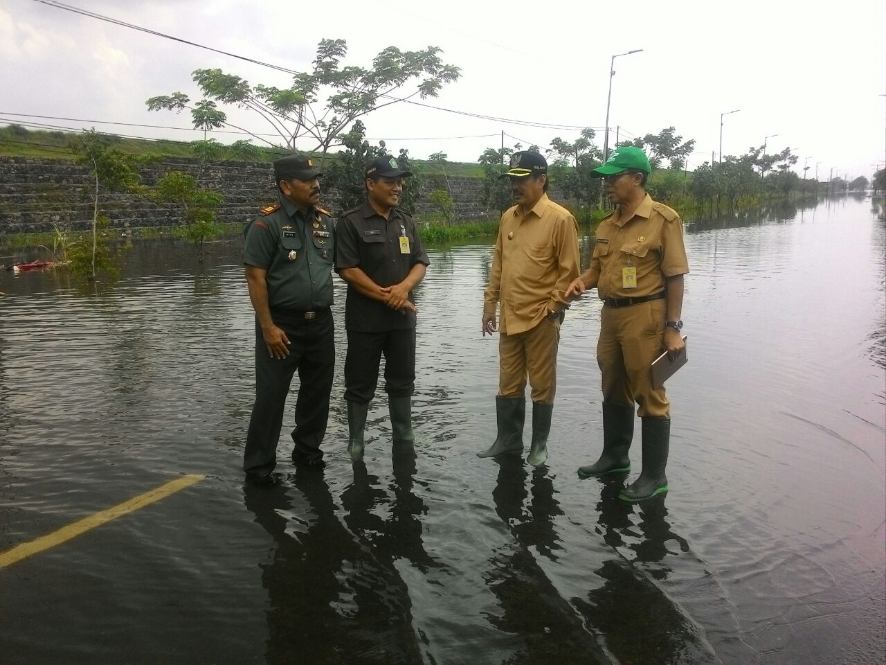 TINJAU -Wakil Bupati Sidoarjo, Nur Ahmad Syaifuddin dan Kepala Dinas PUPR, Camat dan Danramil Porong meninjau banjir JL Raya Porong Lama, Senin (27/11/2027).