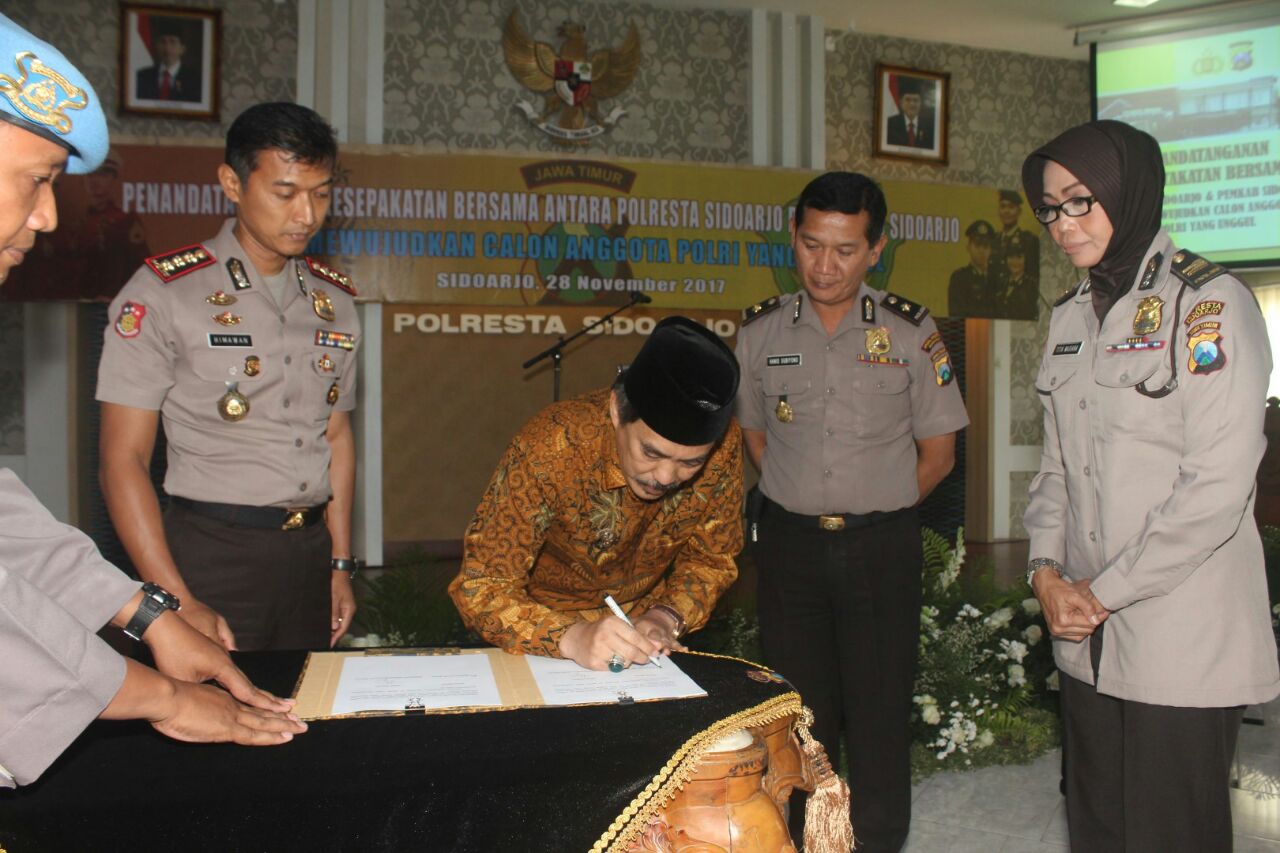 TEKEN - Wakil Bupati Sidoarjo, Nur Ahmad Syaifuddin dan Kapolresta Sidoarjo, Kombespol Himawan Bayu Aji menandatangani MoU penerimaan anggota Polri tahun depan di Polresta Sidoarjo, Selasa (28/11/2017).