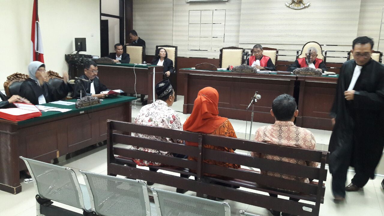 DIDAKWA - Tiga pejabat Perusahaan Daerah Aneka Usaha (PDAU) didakwa merugikan keuangan negara Rp 3 miliar lebih dalam sidang dakwaan di Pengadilan Tipikor Juanda, Sidoarjo, Selasa (28/11/2017).
