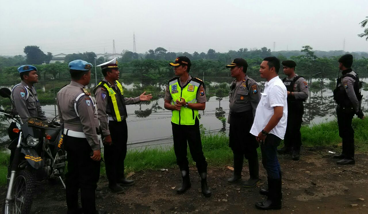TINJAU BANJIR - Kapolresta Sidoarjo, Kombes Pol Himawan Bayu Aji meninjau lokasi jalan raya Porong-Tanggulangin yang terendam banjir bersama jajarannya, Selasa (28/11/2017).