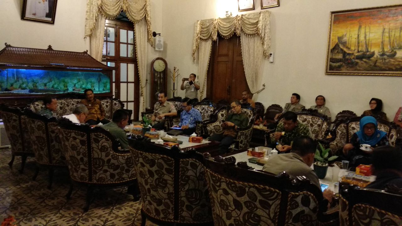 RAPAT - Wakil Bupati Sidoarjo, Nur Ahmad Syaifuddin memimpin rapat koordinasi penanganan banjir di Pendopo Delta Wibawa, Selasa (28/11/2017) malam.