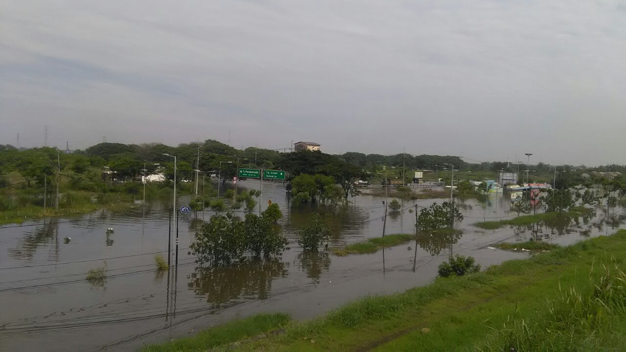 LUMPUH - Wakil Bupati Sidoarjo memberikan keterangan penanganan banjir di JL Raya Porong Lama dengan sistem menyedot air banjir untuk dibuang ke penampungan tanggul lumpur agar jalur utama Sidoarjo - Malang tidak lumpuh, Rabu (27/11/2017).