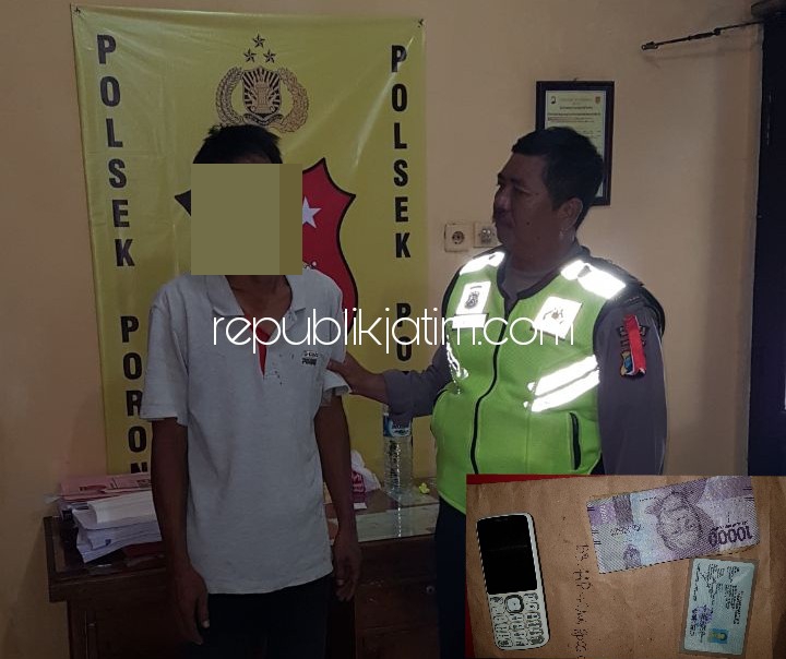 PENGECER - Tersangka pengecer judi togel, Bambang Suwanto didampingi petugas Polsek Porong beserta barang bukti uang Rp 22.000 dan sebuah Hand Phone (HP) merek Asiaphone yang digunakan mencatat nomor pesanan, Kamis (15/02/2018).