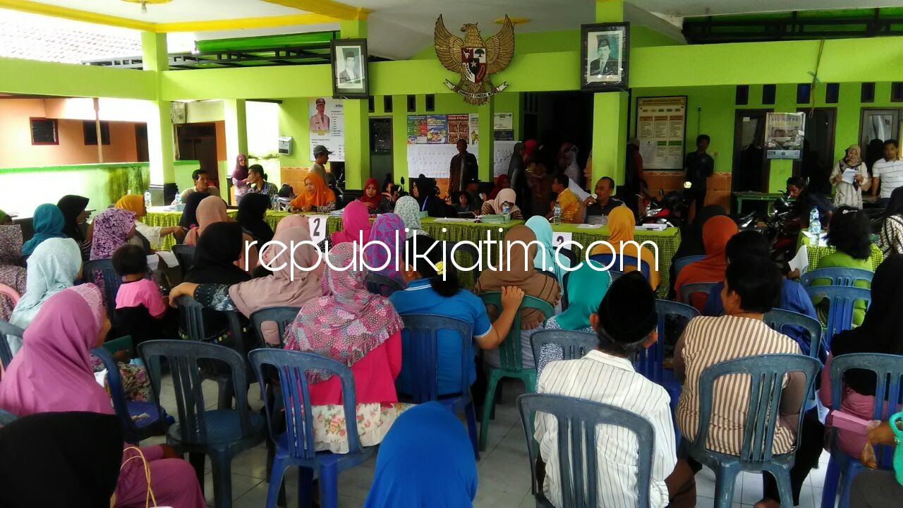 DIBAGIKAN - Kepala Desa Lajuk, Iswan saat memberikan pengarahan ke warga sebelum antre mengambil sertifikat di kantor Balai Desa Lajuk, Kecamatan Porong, Kabupaten Sidoarjo, Kamis (15/02/2018).