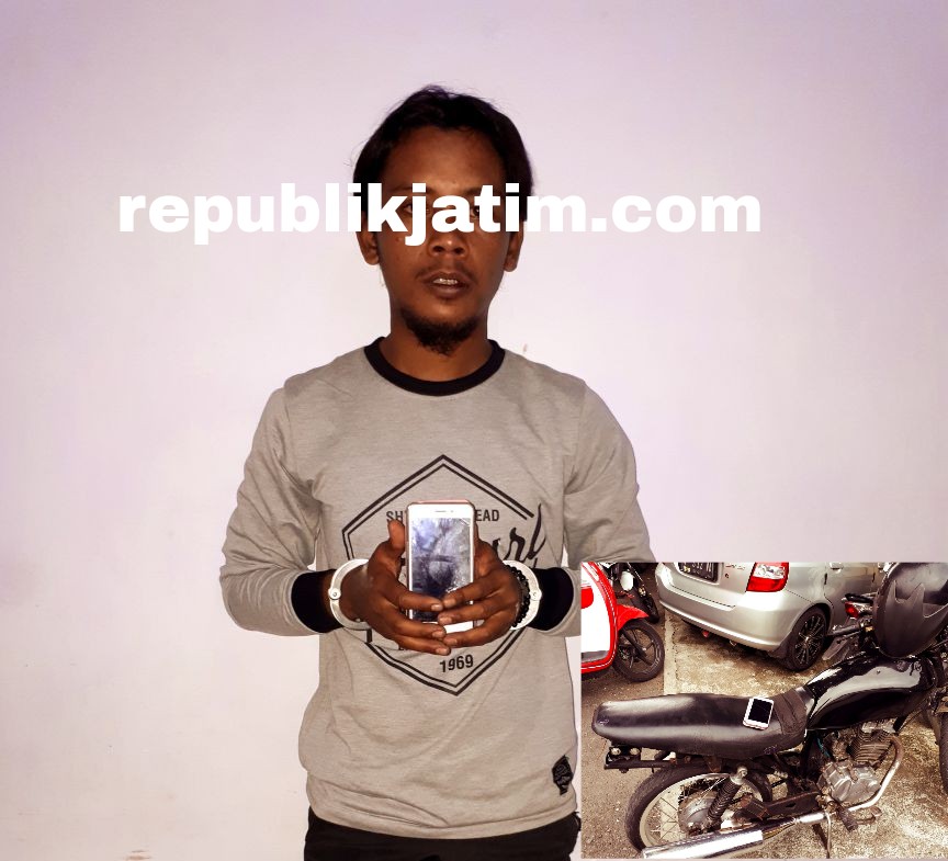 NYARIS DIMASSA - Tersangka penjambretan yang nyaris dimassa, Adi Bagus Prasetyo warga Desa Tropodo, Kecamatan Krian bersama barang buktinya diamankan di Polsek Balongbendo seusai ditangkap dan nyaris diamuk warga, Kamis (15/02/2018).