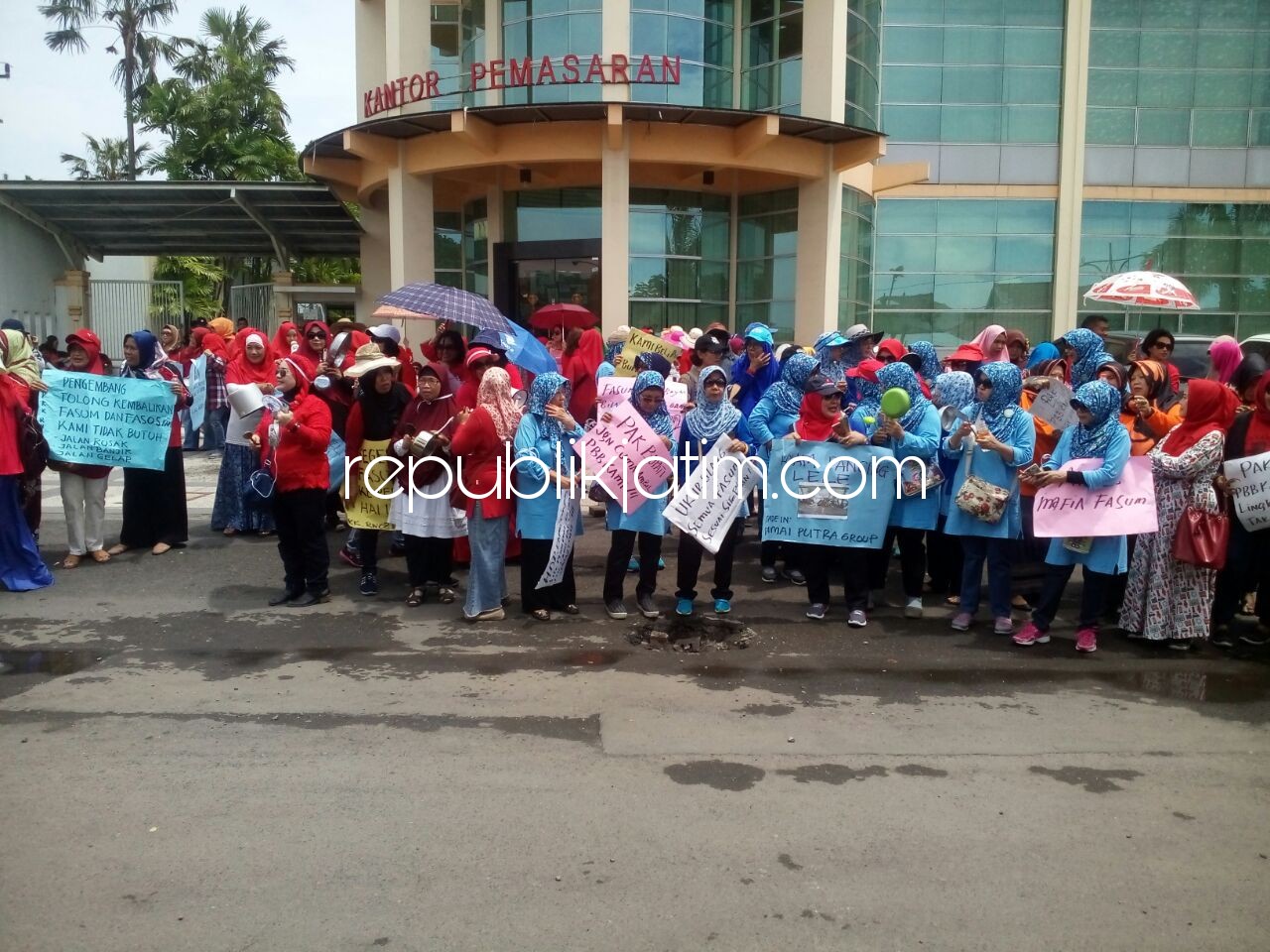 PERBAIKAN JALAN - Ratusan ibu rumah tangga penghuni Perum Deltasari Indah, Kecamatan Waru, Kabupaten Sidoarjo demo menuntut perbaikan jalan utama perumahan yang kondisinya rusak berat, Jumat (23/02/2018).