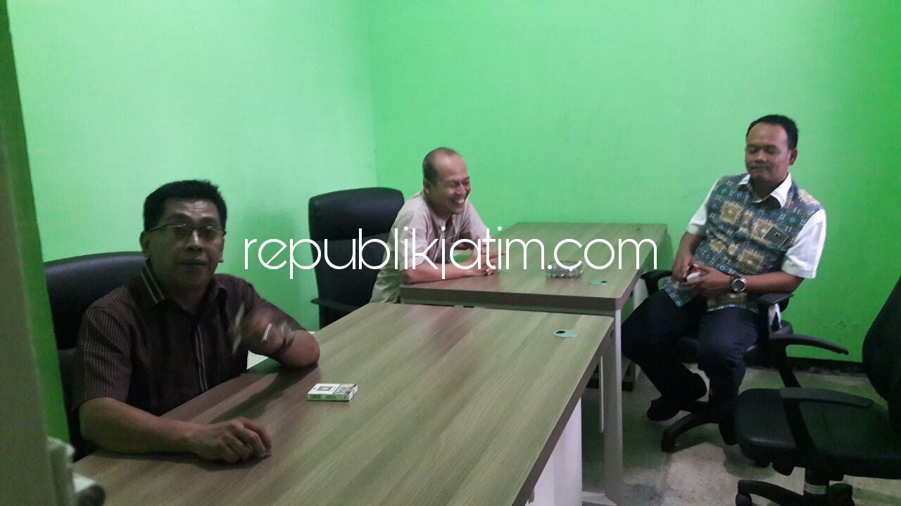 KLARIFIKASI - Ketua DPRD Sidoarjo, Sullamul Hadi Nurmawan memenuhi panggilan Panwaslu Sidoarjo untuk menyampaikan klarifikasi atas kehadirannya dalam kampanye Cagub Saifullah Yusuf di Intako Tanggulangin beberapa hari lalu, Jumat (23/02/2018) sore.