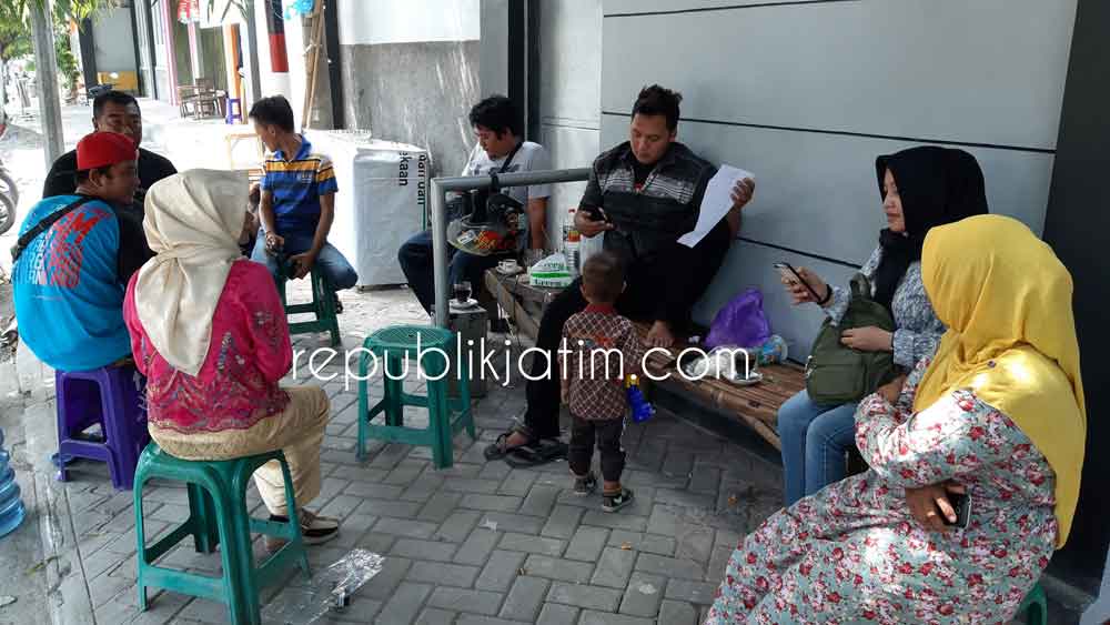 Sejumlah PKL Ngawi keberatan atas surat edaran Satpol PP yang melarang berjualan siang hari dan hanya boleh buka mulai pukul 16.00 wib