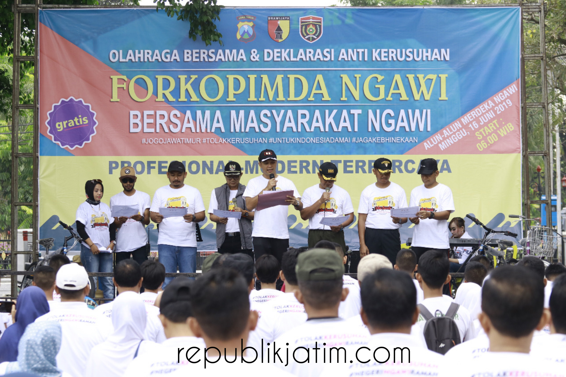 Dipandu oleh Kapolres Ngawi AKBP Pranatal Hutajulu, ribuan warga kabupaten Ngawi deklarasi menolak kerusuhan