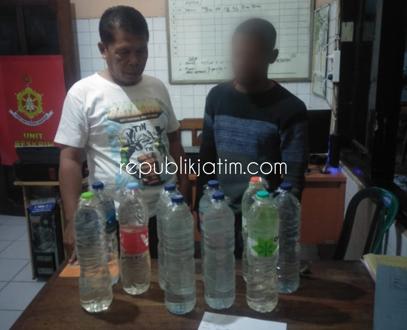 Pelaku dan barang bukti 10 botol miras jenis arak jowo diamankan di Polsek Ngawi