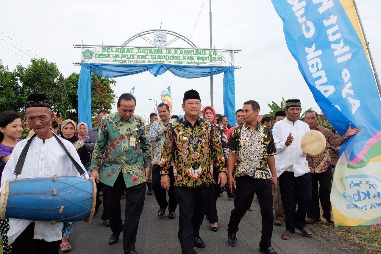 KAMPUNG KB - Bupati Sidoarjo, Saiful Ilah mencanangkan Kampung KB di Desa Wilayut, Kecamatan Sukodono, Kabupaten Sidoarjo, Selasa (14/11/2017).