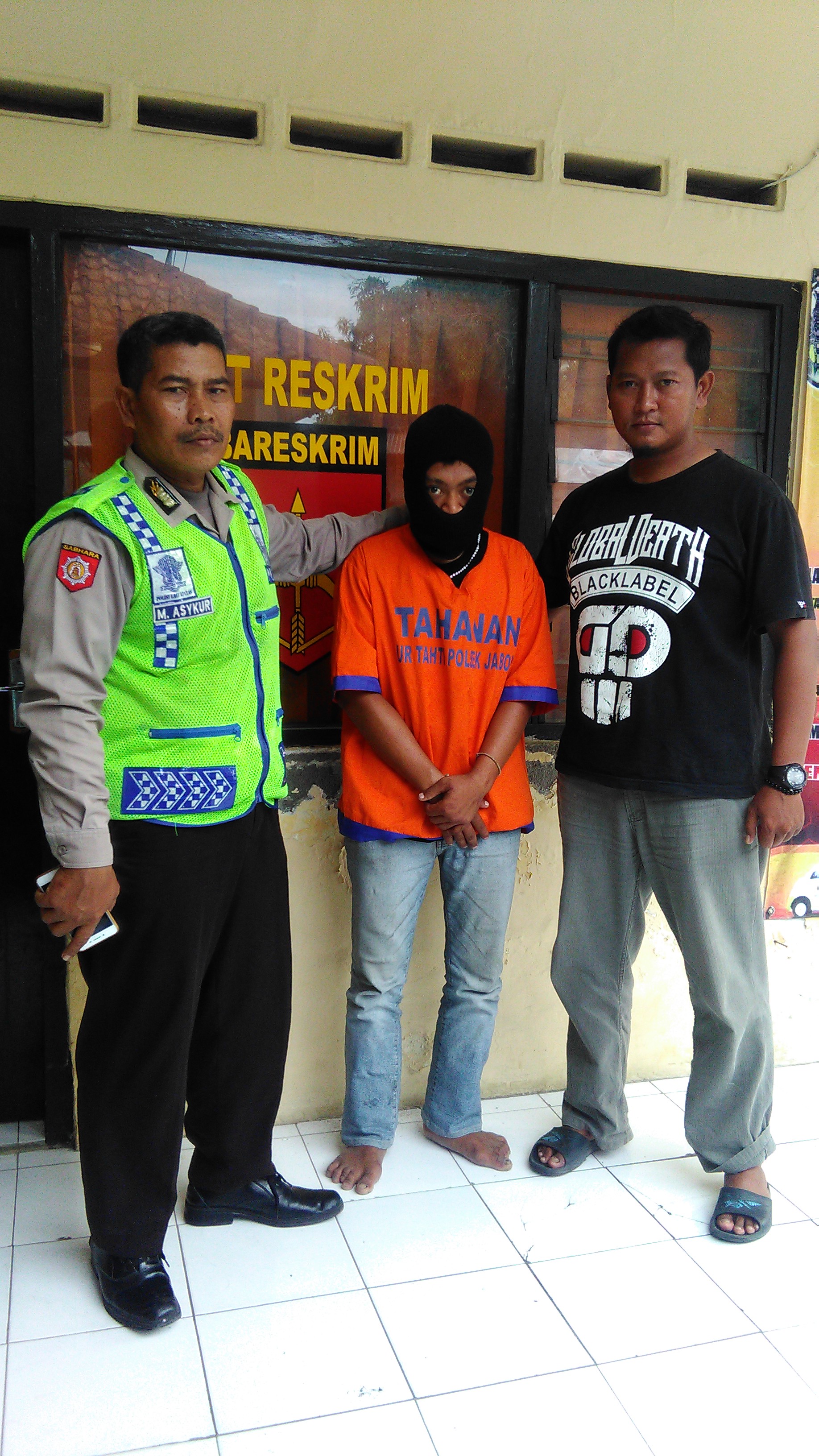 PENCURI - Tersangka pencurian, Nurdiansyah saat digelandang petugas Polisi Polsek Jabon beserta barang buktinya, Kamis (16/11/2017).