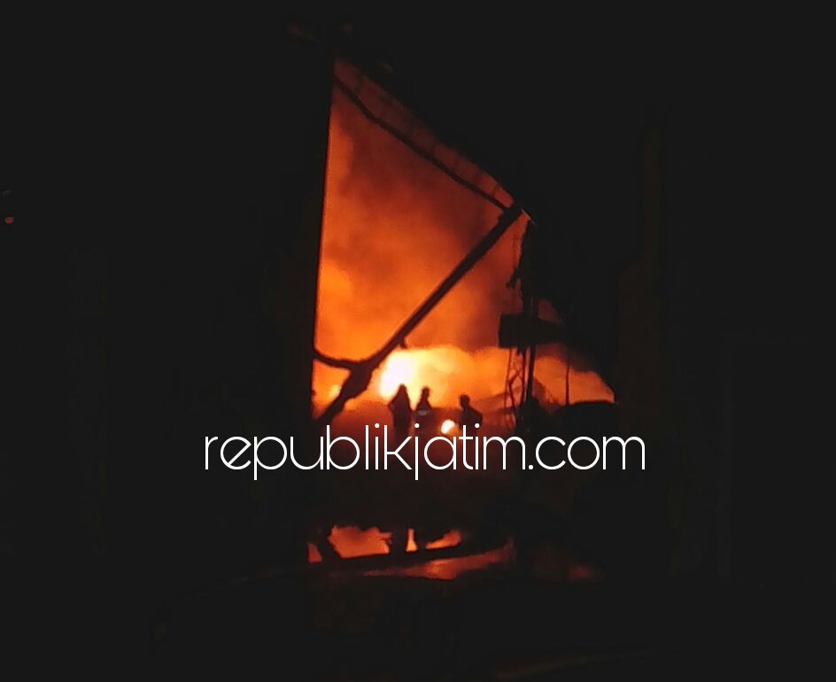 LUDES TERBAKAR - Sebanyak 3 blok gudang plastik di Desa Banjarsari, Kecamatan Buduran, Kabupaten Sidoarjo ludes terbakar, Senin (01/01/2018) malam.