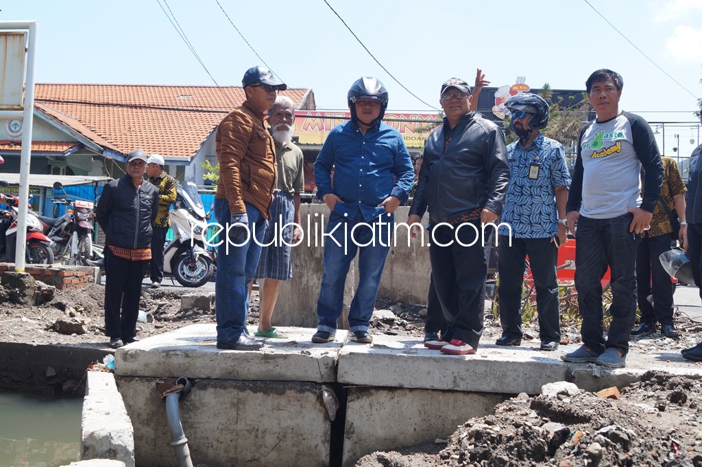 SIDAK - Bupati Sidoarjo, Saiful Ilah didamping sejumlah Kepala OPD termasuk Kepala Dinas PUPR, Sigit Setiawan menggelar sidak sejumlah proyek Tahun 2017 yang dinilai belum selesai, Selasa (02/01/2018).