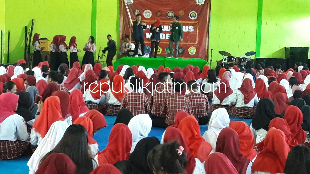 PENGARAHAN - Sejumlah Alumni SMK Antartika 2 Sidoarjo yang masuk Perguruan Tinggi Negeri (PTN) memberikan penyuluhan ke para siswa dan siswi kelas 12 agar termotivasi masuk perguruan tinggi, Rabu (03/01/2018).