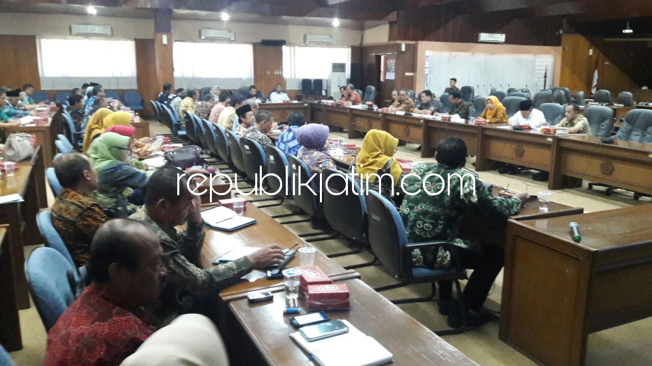 HEARING - Komisi D DPRD Sidoarjo memfasikitasi hearing tentang keluhan wali murid soal pungutan luar bersama puluhan Kasek, Dindik, Satuan Reskrim Polresta Sidoarjo, Inspektorat dan Bagian Hukum Pemkab Sidoarjo di ruang Paripurna, Kamis (04/01/2018).