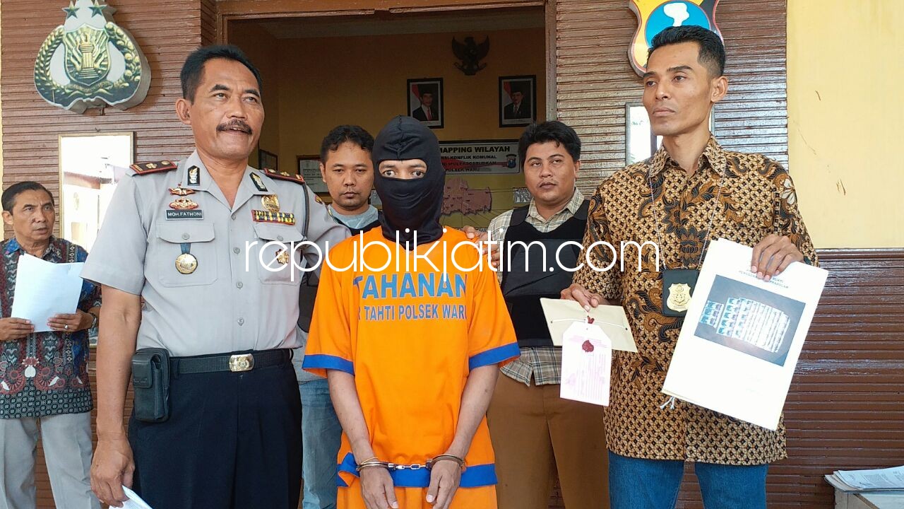 PENGEDAR - Tersangka pengedar pil antidepresan, Samsul Arifin diringkus petugas Polsek Waru beserta barang buktinya, Jumat (05/01/2018).