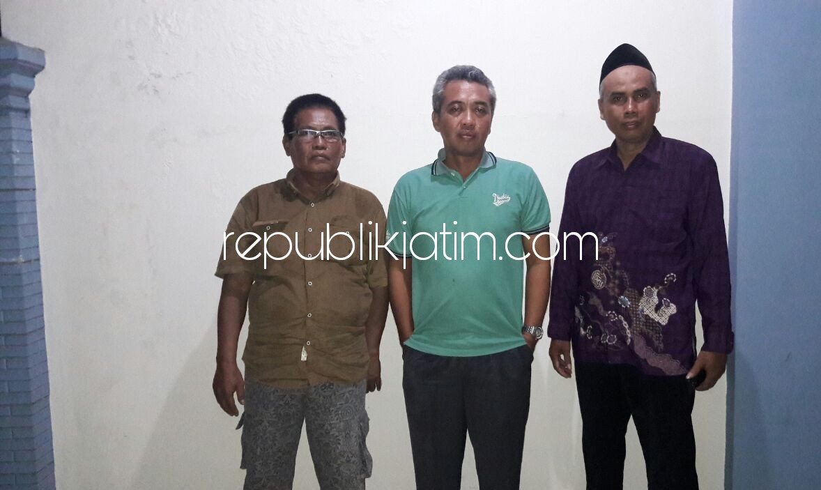 PERTANYAKAN - Para tokoh masyarakat Desa Ploso, Kecamatan Krembung, Budi Darmawan, Nurkasan, dan Kasijono mempertanyakan eksekusi 8 terpidana pungli PTSL Ploso yang tak kunjung dieksekusi Kejari Sidoarjo, Minggu (07/01/2018).