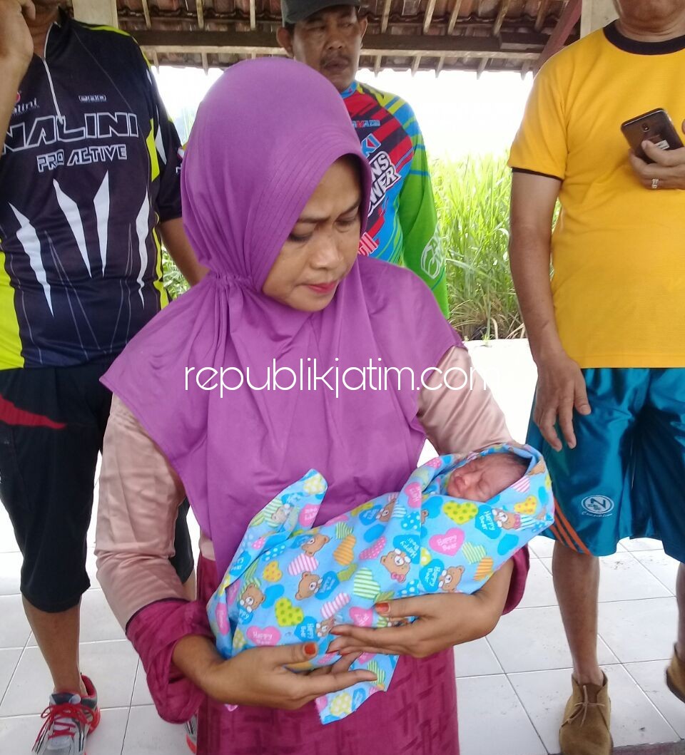DIBUANG - Bayi berjenis kelamin laki-laki yang dibuang orang tak bertanggung jawab ditemukan warga Desa Ganggangpanjang, Kecamatan Tanggulangin, Kabupaten Sidoarjo, Minggu (07/01/2017).
