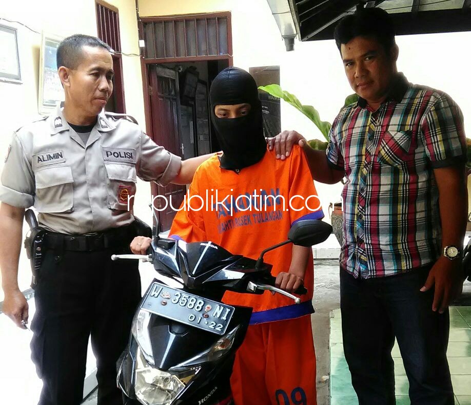 PENCURI - Tersangka pencurian burung Lovebird, Abdul Muid saat digelandang petugas Polsek Tulangan beserta barang buktinya, Minggu (07/01/2018).