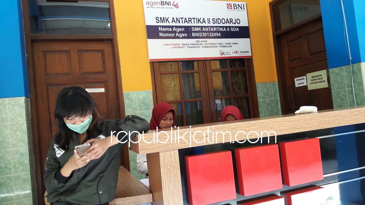 MINI TELLER - Sejumlah siswi SMK Antartika 2 Sidoarjo sibuk menjadi teller di loket layanan Laku Pandai Buku Tabungan, Setoran Tunai dan Tarik Tunai serta e Payment Transfer, Pembayaran dan Pembelian yang ada di sekolah swasta ini, Senin (08/01/2018).