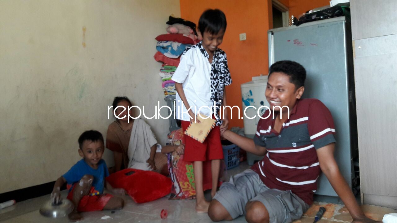 TERIMA BANTUAN - Dava Andhika Putra (12) menerima bantuan Rp 5 juta dari salah seorang pengusaha asal Sidoarjo yang enggan disebutkan namanya, Selasa (09/01/2018).