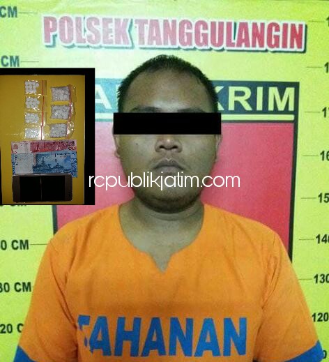 PENGEDAR - Tersangka pengedar pil koplo, Ringkas Dimbo diamankan petugas Polsek Tanggulangin beserta barang bukti pil koplo (double L) uang tunai dan celana, Selasa (09/01/2018).