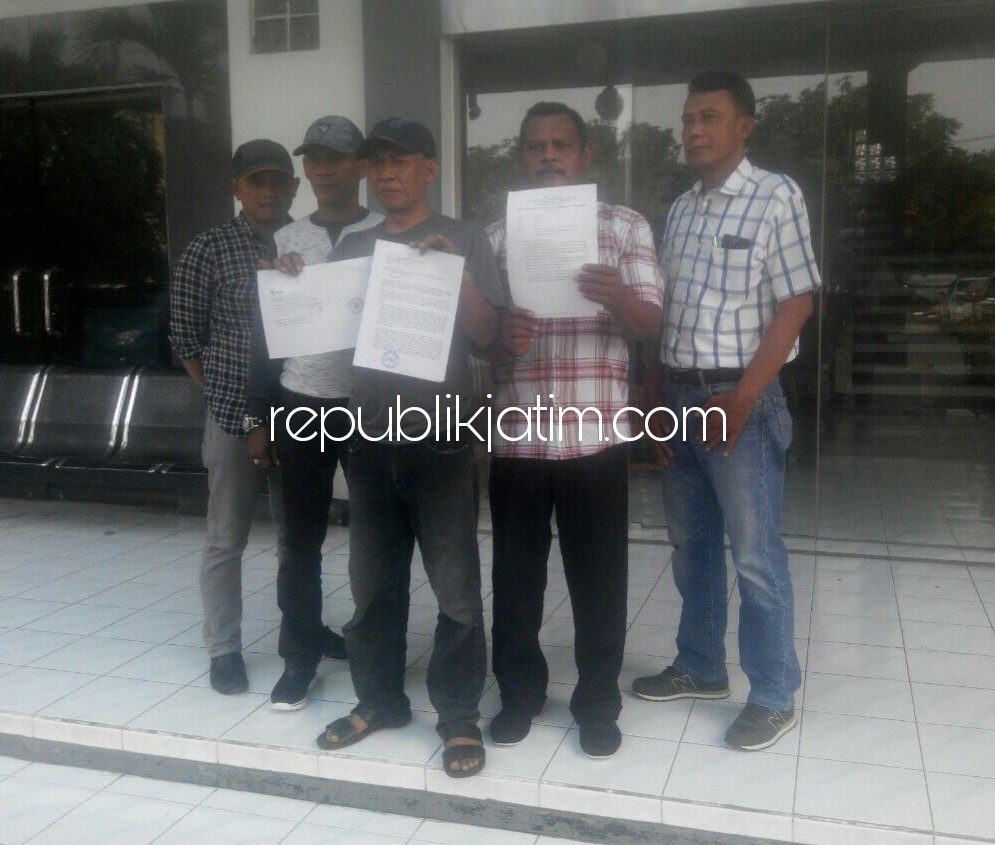 NGADU - Sejumlah pengurus RT Perum Kahuripan Nirvana Village (KNV) mengadu soal iuran sampah ke DPRD Sidoarjo, Senin (08/01/2018) kemarin. 