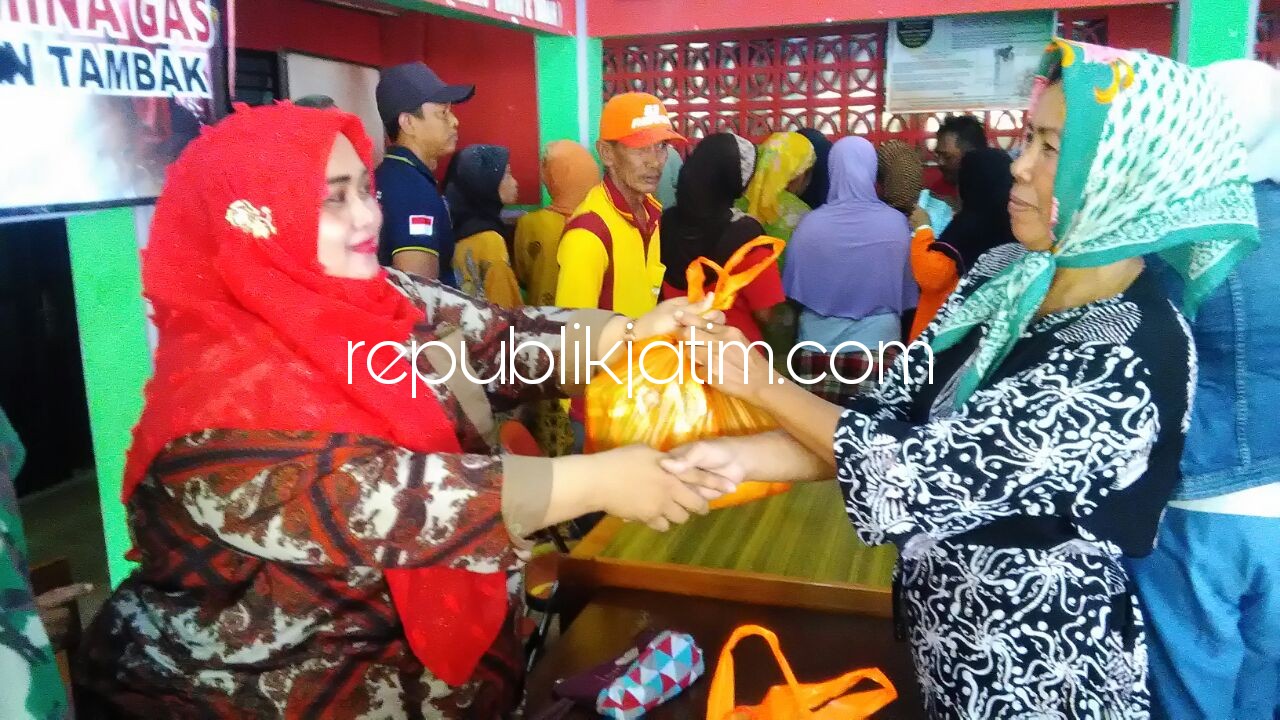 DISERAHKAN - Kepala Desa Permisan, Kecamatan Jabon, Imroatul Ustiyah secara simbolis menyerahkan bantuan sembako dari CSR Pertagas kepada warga, Kamis (11/01/2018).