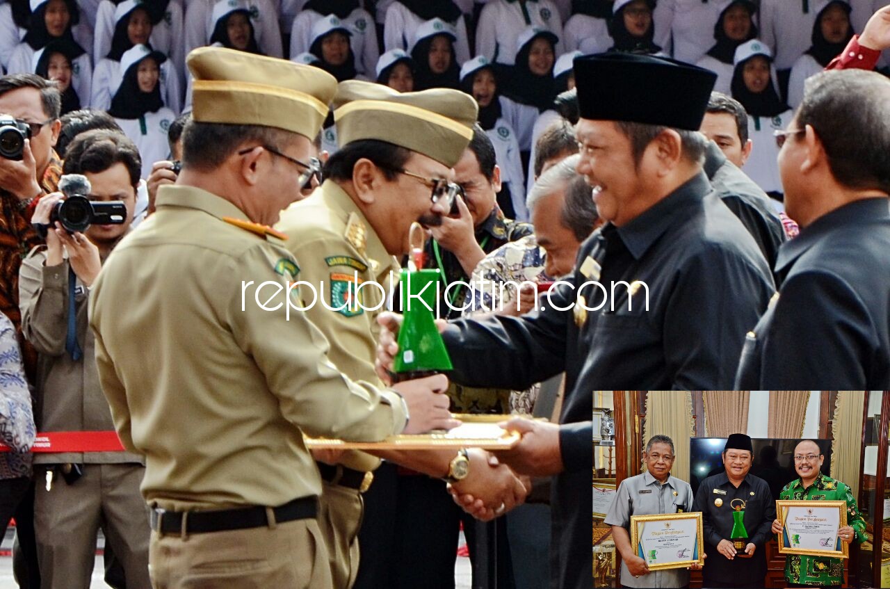 RAIH PENGHARGAAN - Bupati Sidoarjo, Saiful Ilah meraih penghargaan K3 dari Menteri Tenaga Kerja, Hanif Dhakiri didampingi Gubernur Jawa Timur, Soekarwo di halaman Grahadi Surabaya, Jumat (12/01/2018).