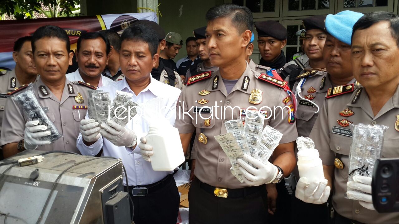 BARANG BUKTI - Kapolresta Sidoarjo, Kombes Pol Himawan Bayu Aji menunjukkan barang bukti jutaan pil PCC di TKP, Rabu (17/01/2018).