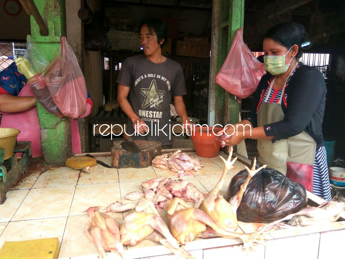 PASOKAN TERSENDAT - Salah satu pedagang daging ayam di Pasar Larangan, Kecamatan Candi, Kabupaten Sidoarjo yang mengaku pasokan daging ayam tersendat, Rabu (17/01/2018).