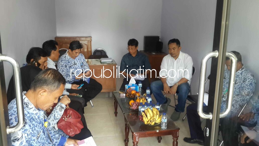 SIDAK - Ketua Komisi A DPRD Sidoarjo, M Taufiqulbar bersama anggotanya sidak ke Desa Jemirahan dan Desa Kupang, Kecamatan Jabon, Kabupaten Sidoarjo untuk memastikan kesiapan Pikades Serentak yang digelar 25 Maret 2018 mendatang, Rabu (18/01/2018).