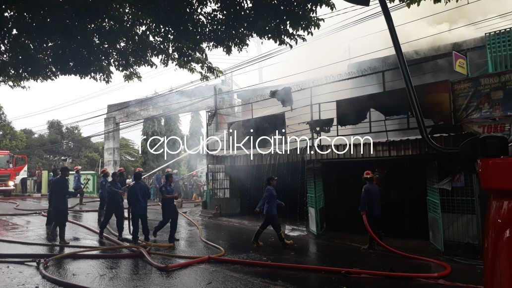 LUDES TERBAKAR - Toko UD Santoso (Ansang) di JL Raya Tulangan, Kabupaten Sidoarjo ludes terbakar, Rabu (17/01/2018).