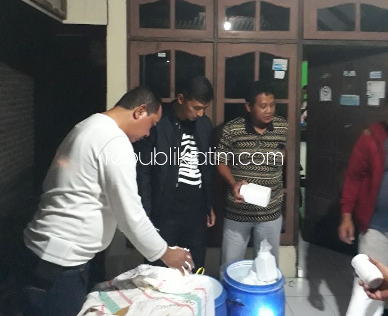 GREBEG - Kapolresta Sidoarjo, Kombes Pol Himawan Bayu Aji didampingi Kasat Narkoba, Kompol Sugeng Purwanto menggerebeg rumah di Desa Sawocangkring, Kecamatan Wonoayu yang diduga digunakan penampungan 5,3 juta pil PCC, Selasa (16/01/2018) malam.