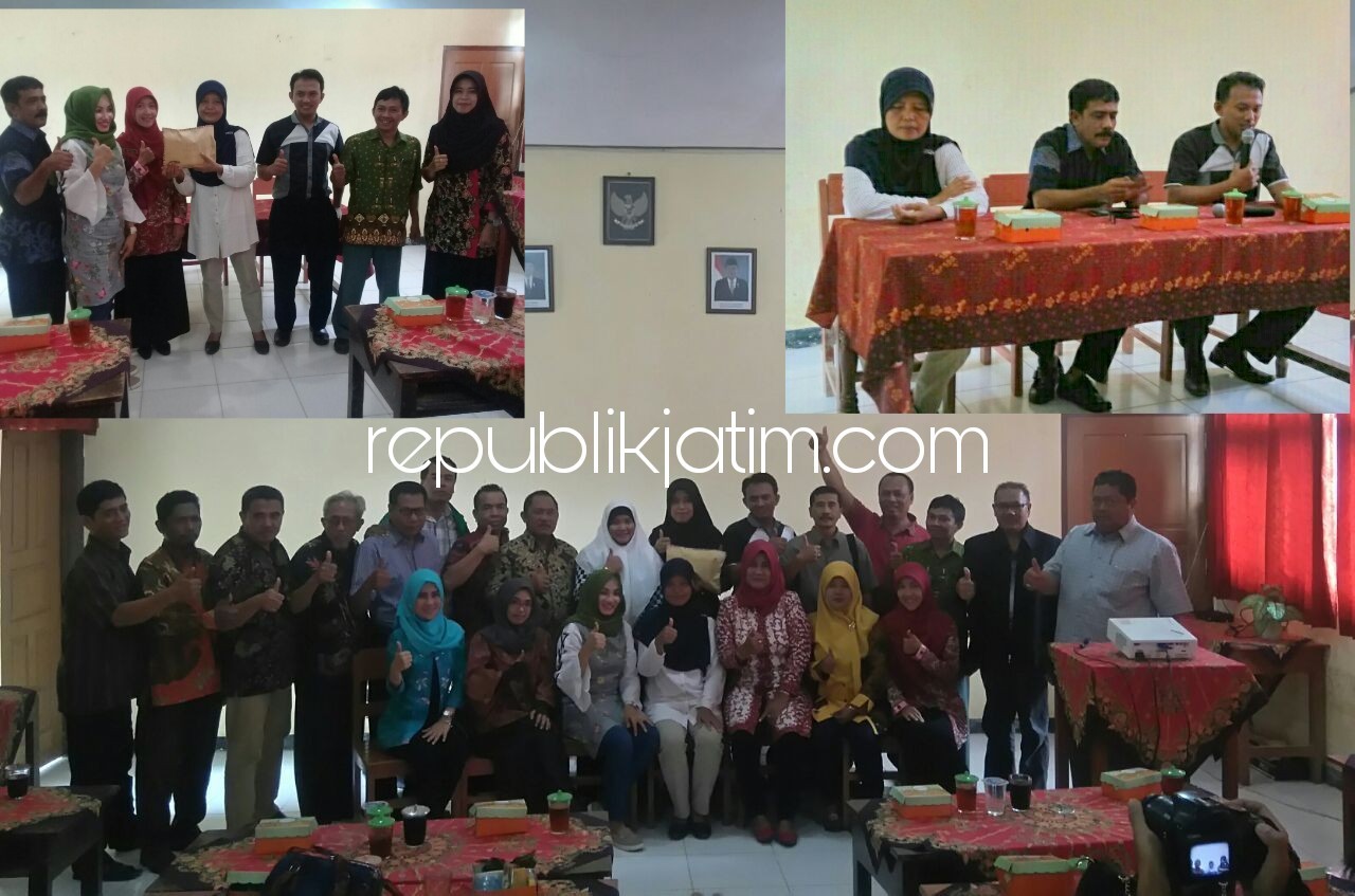 SERAHKAN BANTUAN - Ketua MKKS SMK Swasta Sidoarjo, Kisyanto menyerahkan bantuan uang tunai Rp 60 juta kepada MKKS Swasta Pacitan sebagai dana bantuan atas bencana longsor akhir 2017 kemarin, Kamis (18/01/2018).
