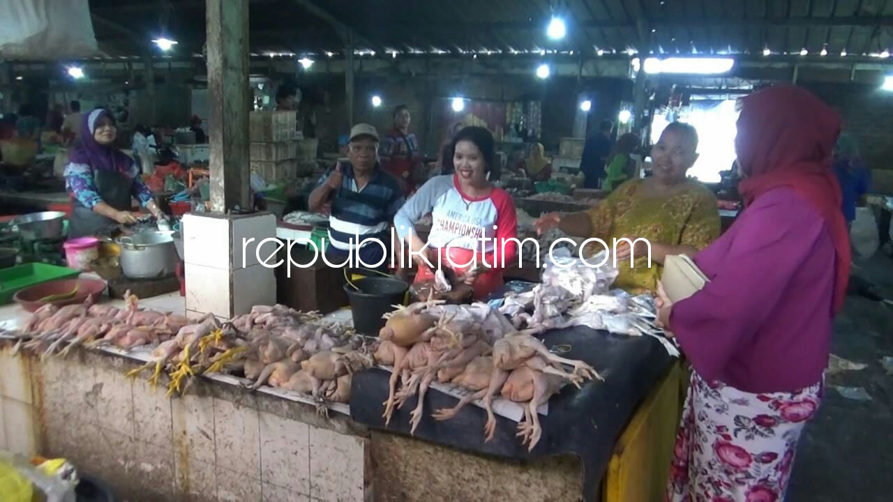 TERUS MELONJAK - Harga daging ayam di Pasar Larang, Kecamatan Candi, Sidoarjo terus melonjak naik. Misalnya daging ayam potong dari Rp 35.000 naik jadi Rp 45.000 dan daging ayam kampung Rp 45 jadi Rp 60.000 per kilogram, Sabtu (20/01/2018).