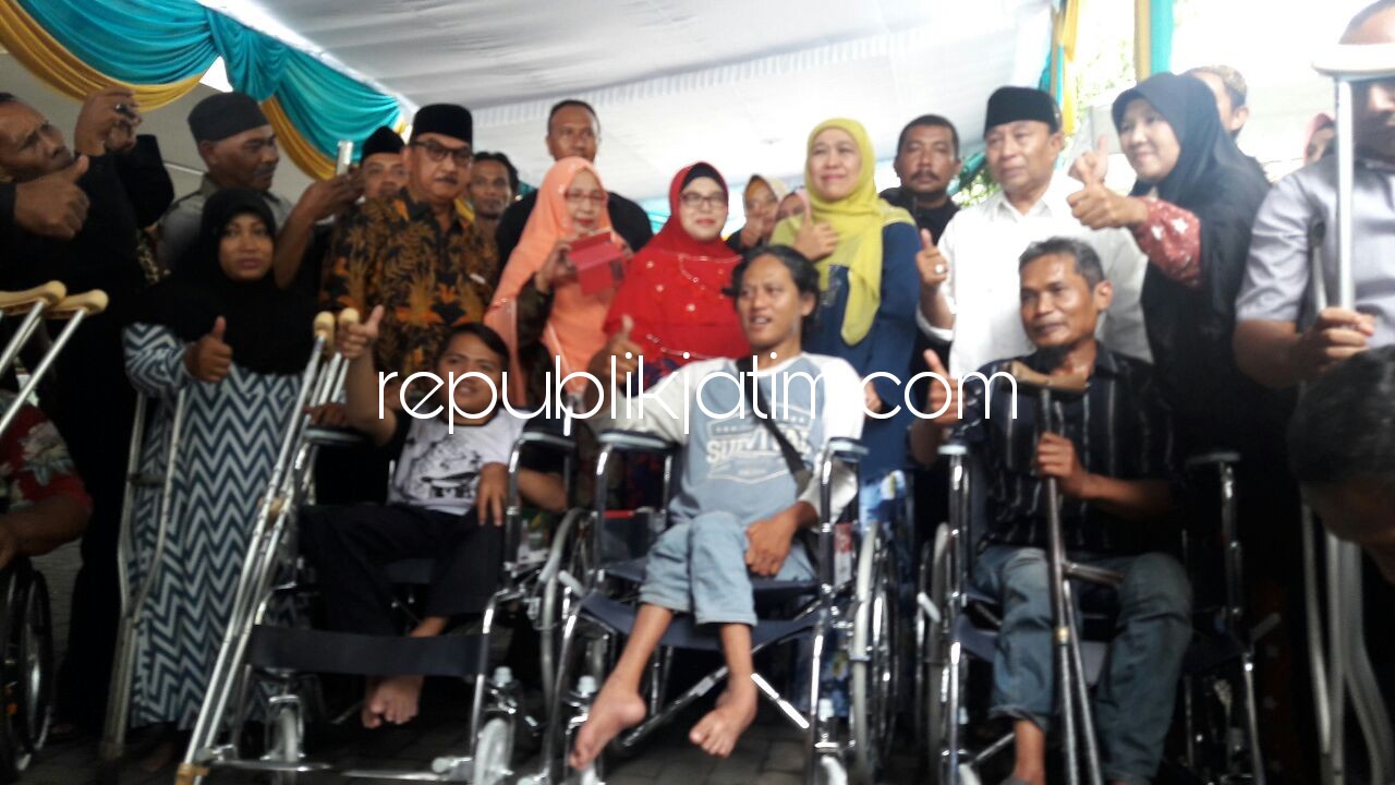 BANTUAN - Calon Gubernur Jatim, Khofifah Indar Parawansa memberikan bantuan kursi roda dan penyangga ke kaum difabel disela reuni Ponpes Bahrul Ulum Tambakberas, Jombang di PT Masrur n Son Desa Ngingas, Kecamatan Waru, Sidoarjo, Minggu (21/01/2018)
