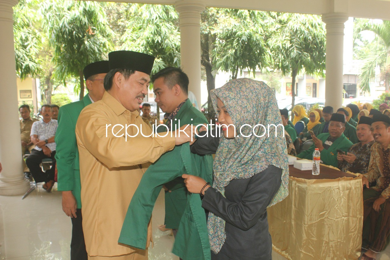 PEMBEKALAN - Wakil Bupati Sidoarjo, Nur Ahmad Syaifuddin memberikan pembelakan kepada 150 mahasiswa Unusida yang hendak KKN di 10 desa di Kecamatan Tulangan, Senin (22/01/2018).